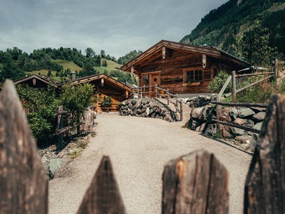 Hüttendorf - Sauna: im Chalet - Außenaufnahme Chalets - Alpzitt Chalets