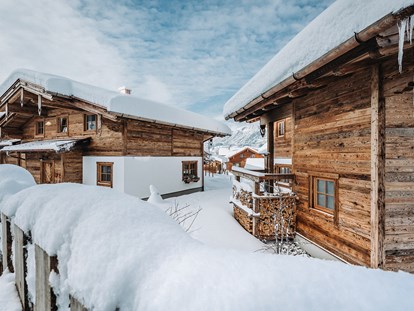 Hüttendorf - Restaurant - Allgäu - winterlich verschneites Chaletdorf - Alpzitt Chalets