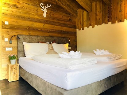 Hüttendorf - Umgebungsschwerpunkt: Berg - Zell am See - Das Doppelbettzimmer. - Sieglhub Chalets Appartements Hotel