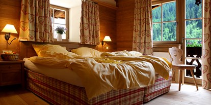 Hüttendorf - tägliche Reinigung - Mühlwald (Trentino-Südtirol) - Schlafzimmert Nr. 1 im Chalet - Alpendorf Anno Dazumal