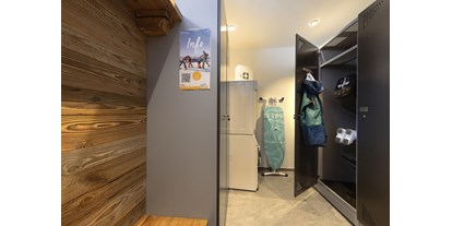 Hüttendorf - SAT TV - Stumm - Skischuhraum mit Paroli Trockenschränken für Handschuhe, Skibekleidung, Helme und Schuhe. Jede Wohnung hat ihre eigenen Schränke  - Sam-Alm 