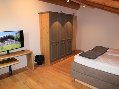 Hüttendorf - Doppelbett - 2. Schlafzimmer Naturstammhaus - Chalets&Suiten Beim Waicher