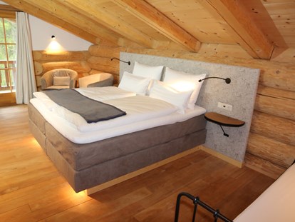 Hüttendorf - Doppelbett - Weiteres Schlafzimmer Naturstammhaus - Chalets&Suiten Beim Waicher