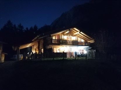Hüttendorf - Bayern - Naturstammhaus während Filmaufnahmen durch Warner-Bros. - Chalets&Suiten Beim Waicher