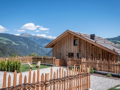 Hüttendorf - Doppelbett - Ausblick Garten - Dilia Dolomites