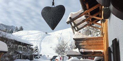 Hüttendorf - zustellbares Kinderbett - Allgäu - Blick zum Skilift  - Dorf Chalet