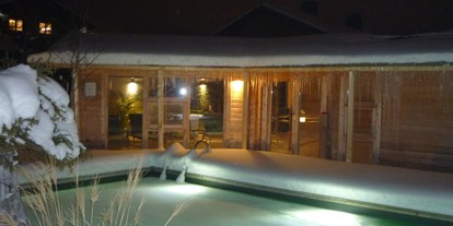 Hüttendorf - zustellbares Kinderbett - Allgäu - Schwimmteich gefroren mit Saunagebäude - Dorf Chalet
