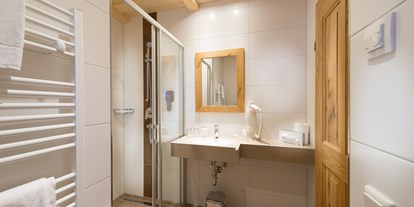 Hüttendorf - Selbstversorger - Salzburg - Eines der Badezimmer im Chalet - EDELWEISS CHALETS Zauchensee