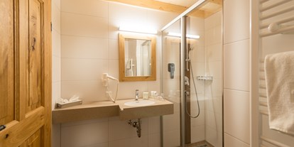 Hüttendorf - Selbstversorger - Altaussee - Eines der Badezimmer im Chalet - EDELWEISS CHALETS Zauchensee