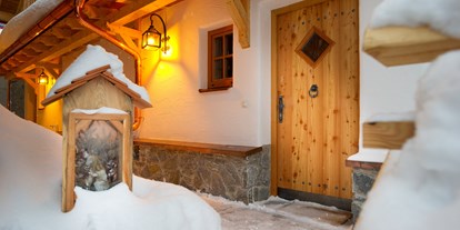 Hüttendorf - Skiraum: im Hauptgebäude - Zell am See - Eingang Chalet im Winter - EDELWEISS CHALETS Zauchensee