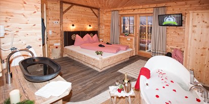 Hüttendorf - Küche - Vals / Mühlbach - Schlafzimmer mit freistehender Badewanne. - Ferienhütten Tirol