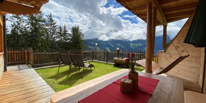 Hüttendorf - Schwerpunkt: Winterurlaub - Tirol - Terrasse im Romantik-Chalet Waldschlössl - Ferienhütten Tirol