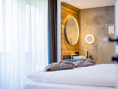Hüttendorf - King Size Bett - Flachau - Offenes Bad in den Doppelzimmer für hellen und modernen Komfort - DAS Hintersee****