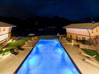 Hüttendorf - Tirol - Beheizter Infinity Pool Richtung Hohe Salve - Beim Hochfilzer-Hotel & Premium Chalets ****s
