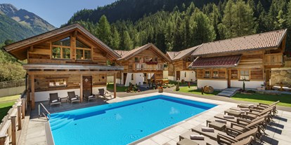 Hüttendorf - Frühstück: Frühstückservice - Tiroler Oberland - Chalets mit beheiztem Outdoor Pool  - Wellness Hüttendorf Wiese