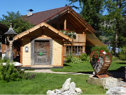 Hüttendorf - Sauna: im Chalet - Saunahütte dahinter die grosse Familien Komfort -Almhütte - Almhütten Moll am Haldensee
