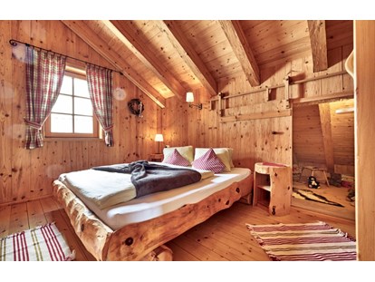 Hüttendorf - Tirol - Schlafzimmer Komfort -Almhütte dahinter die Bärenhöhle, Spiel und Schlafraum für die Kids - Almhütten Moll am Haldensee