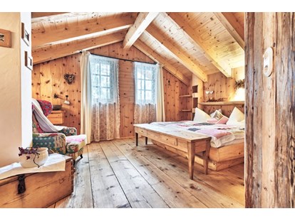 Hüttendorf - Doppelbett - Schlafboden im Zirben -Heustadel mit viel Zirben -Holz - Almhütten Moll am Haldensee