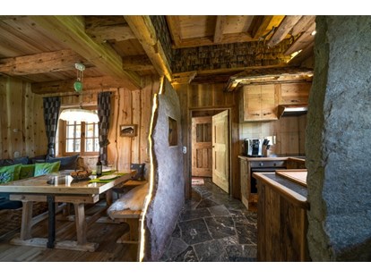 Hüttendorf - Sauna: im Chalet - Einangsbereich - Küchenbereich Wildererhütte - Almhütten Moll am Haldensee