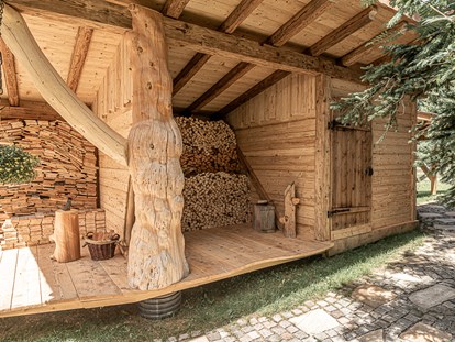 Hüttendorf - Sauna: im Chalet - Brennholzlager beim Fahrradstadel - Almhütten Moll am Haldensee