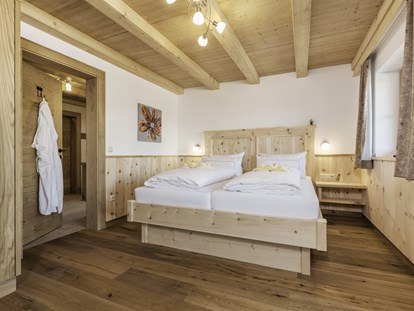 Hüttendorf - Wandern - Abtenau - Zirbenholz ermöglicht einen besonders erholsamen Schlaf. Alle unsere Chalets verfügen über ein Zirbenholz-Schlafzimmer.  - Bayern Chalets