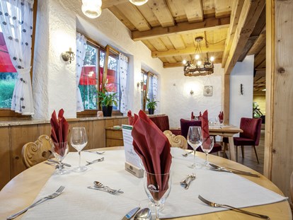 Hüttendorf - WLAN - Inzell (Landkreis Traunstein) - Das Chaletrestaurant hat täglich, ohne Ruhetag für Sie geöffnet.  - Bayern Chalets