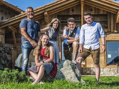 Hüttendorf - Rasen Antholz - Deine Gastgeber Rosamunde mit Walter, Elias, Hannes & Hannah freuen sich auf Dich - Chalet Resort - ZU KIRCHWIES