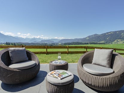 Hüttendorf - zustellbares Kinderbett - Allgäu - gemütliche Loungemöbel auf der Terrasse - DIE ZWEI Sonnen Chalets
