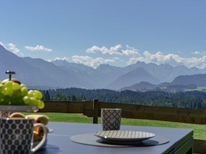 Hüttendorf - zustellbares Kinderbett - Allgäu - Terrasse mit Blick auf die Allgäuer Alpen - DIE ZWEI Sonnen Chalets
