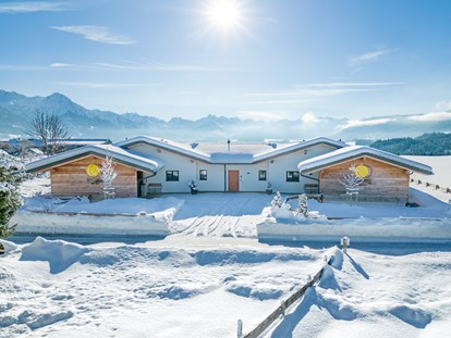 Hüttendorf - zustellbares Kinderbett - Allgäu - DIE ZWEI Sonnen Chalets im Winterkleid - DIE ZWEI Sonnen Chalets