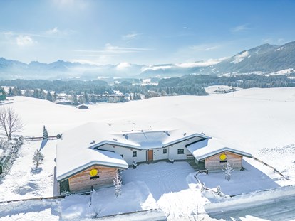 Hüttendorf - zustellbares Kinderbett - Allgäu - Drohnenaufnahme DIE ZWEI Winter - DIE ZWEI Sonnen Chalets
