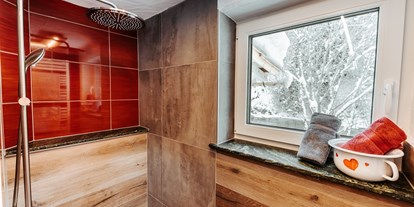 Hüttendorf - Geschirrspüler - Tröpolach - Badezimmer mit Dusche und Blick auf den Fluss - Smileys Fluss Chalet