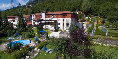 Hüttendorf - Schwerpunkt: Urlaub mit Hund - Freibad beim Smileys Kinderhotel 
drei Steinwürfe entfernt  - Smileys Fluss Chalet