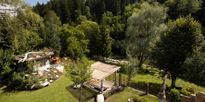 Hüttendorf - Schwerpunkt: Urlaub mit Hund - Verwunschener Garten von Smileys Fluss Chalet  - Smileys Fluss Chalet