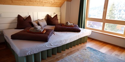 Hüttendorf - WLAN - Faak am See - Master-Schlafzimmer mit 280cm Familienbett, Rotfuchs - Designchalets Heidialm-Falkertsee