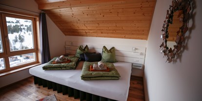 Hüttendorf - WLAN - Faak am See - Master-Schlafzimmer mit Familienbett 280cm, Schneehase - Designchalets Heidialm-Falkertsee