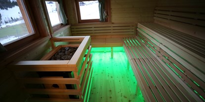 Hüttendorf - Sauna: im Chalet - Turrach - Aussenansicht mit Sauna - Designchalets Heidialm-Falkertsee