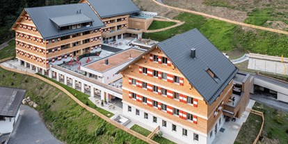 Hüttendorf - SAT TV - Das neue Berghaus am Dorfzentrum von Schröcken von oben
Chalets - Apartments - Spa
Basecamp für Bergfreunde, 2-20 Personen - Berghaus Schröcken