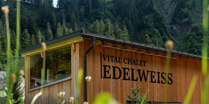 Hüttendorf - Umgebungsschwerpunkt: Berg - Chalet EDELWEISS im Sommer
schickes Bergchalet für Familien oder Wellnesstage im Freundeskreis, bis 11 Personen - Berghaus Schröcken