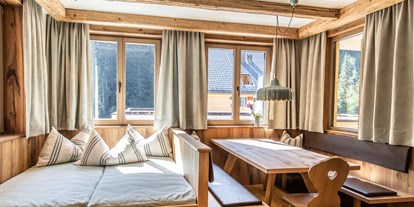 Hüttendorf - Mikrowelle - Ski Arlberg - Ess- und Wohnbereich im Apartment im Berghaus Schröcken - Berghaus Schröcken