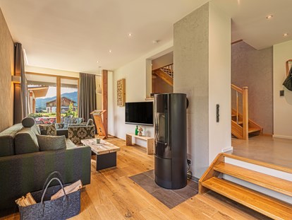 Hüttendorf - Typ: Luxuschalet - Wohnzimmer mit Kaminofen  - Gränobel Chalets