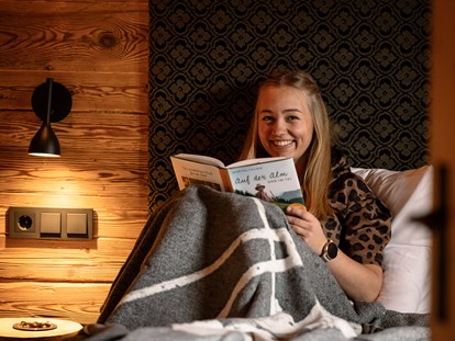 Hüttendorf - Doppelbett - Eine kuschelige Wolldecke, ein gutes Buch und das wohlige Hüttenambiente ... das ist ALPGLÜCK - Alpglück Chalets *****