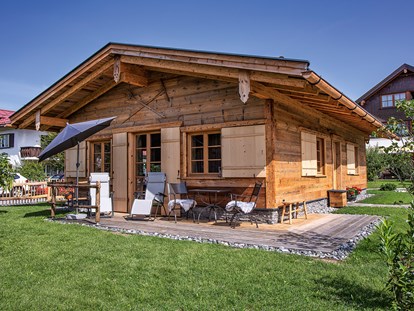 Hüttendorf - Sauna: im Chalet - Außenansicht Chalet Hoibar mit Terrasse - Alpglück Chalets *****