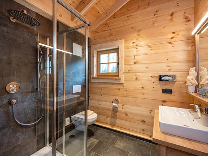 Hüttendorf - Kachelofen - Skigebiet Filzmoos - 2. Badezimmer mit Dusche/WC oben - Dorf-Chalets Filzmoos