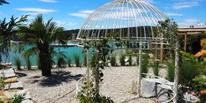Hüttendorf - SAT TV - Garten der Liebe mit Steinherz und Pavillon - Kittenberger Chalets am Gartensee