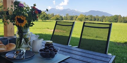 Hüttendorf - Schwerpunkt: Wanderurlaub - Neubeuern - Da lässt es sich entspannt frühstücken - Niederauer Hof Chalets