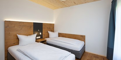 Hüttendorf - SAT TV - Region Chiemsee - Schlafzimmer mit 2 Einzelbetten - Niederauer Hof Chalets
