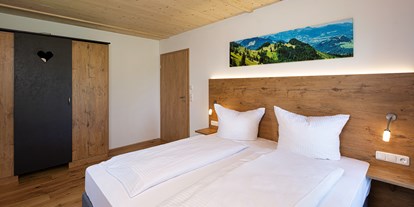 Hüttendorf - SAT TV - Region Chiemsee - Schlafzimmer mit Doppelbett - Niederauer Hof Chalets