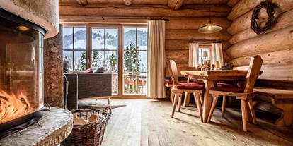 Hüttendorf - Skiraum: im Hauptgebäude - Zell am See - Offener Kamin und gemütliche Sitzecke - Premium Chalets Maria Alm