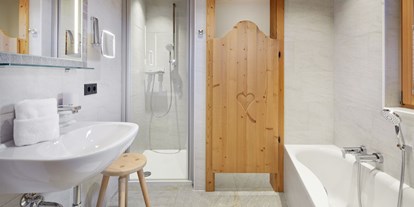 Hüttendorf - Salzburg - Badezimmer mit Tageslicht Dusche/Badewanne/WC getrennt - Promi Alm Flachau